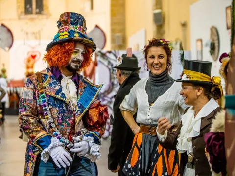 Alice à la chapellerie